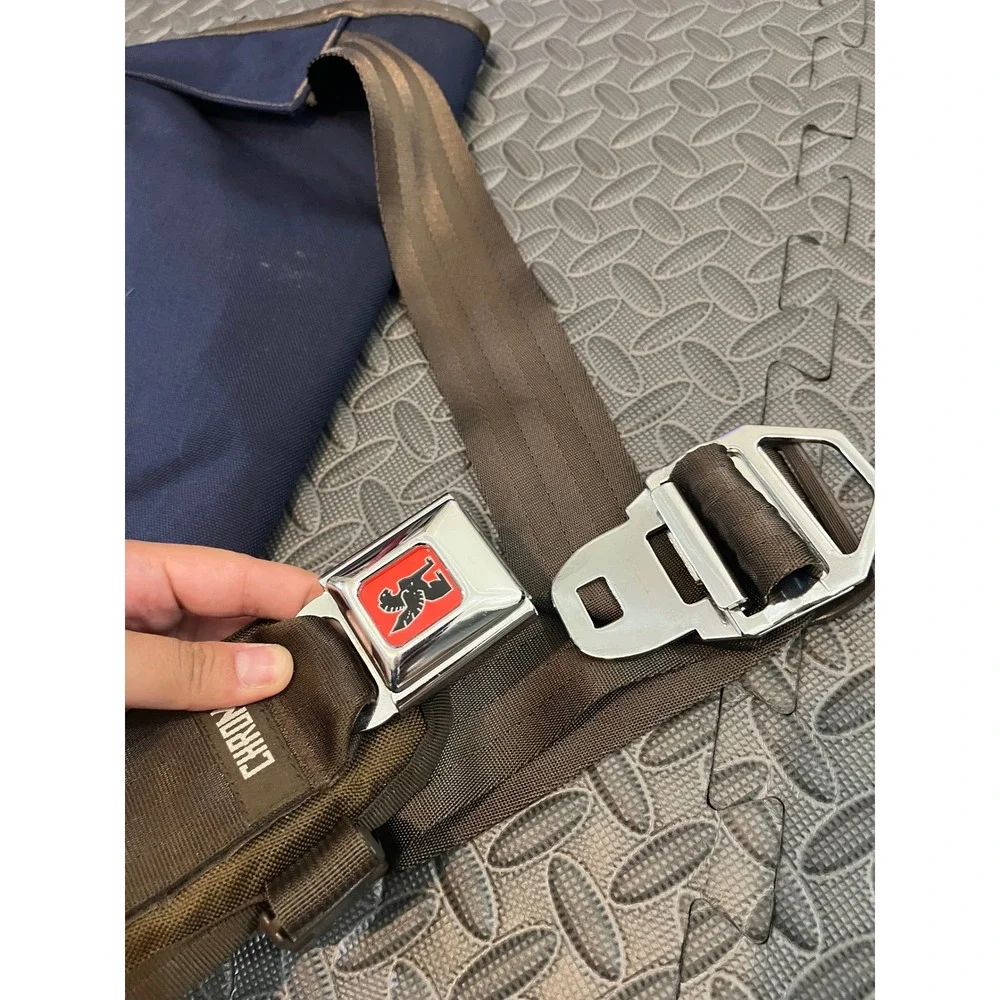Chrome Industries Messenger Bag Unisex Large Navy Blue Seatbelt Buckle Strap